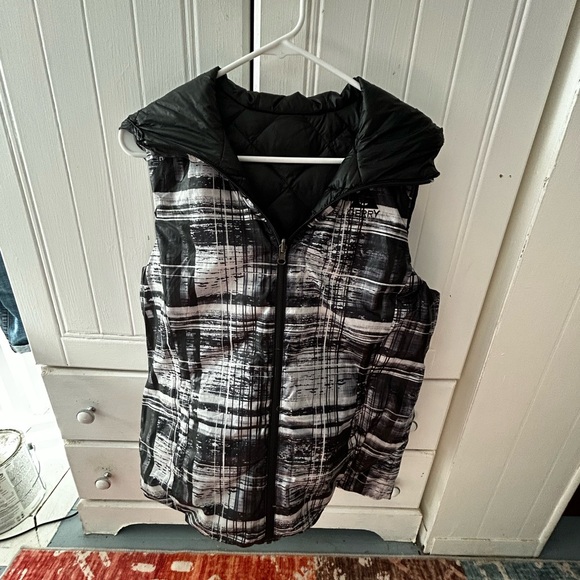 NWOT GERRY DOWN Black and Gray Hooded Puffer Vest, REVERSIBLE w/Pockets in & out - Picture 11 of 16